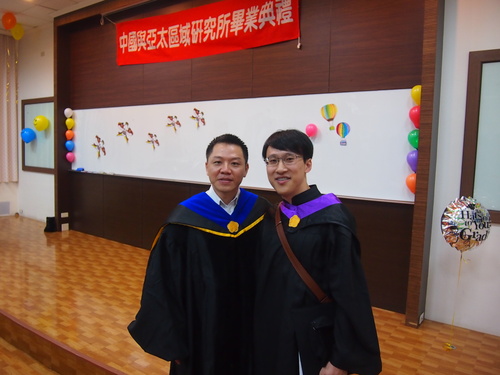 畢業典禮時與老師合照图片