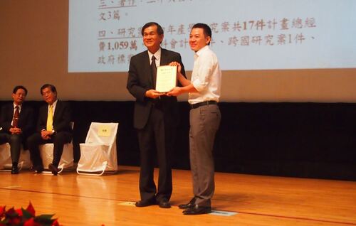 20151108 日本中心郭育仁執行長獲頒103學年度年輕學者獎暨104年度特聘年輕學者圖片