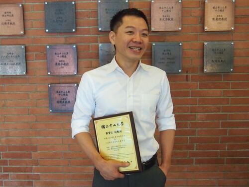 20151108 日本中心郭育仁執行長獲頒103學年度年輕學者獎暨104年度特聘年輕學者圖片